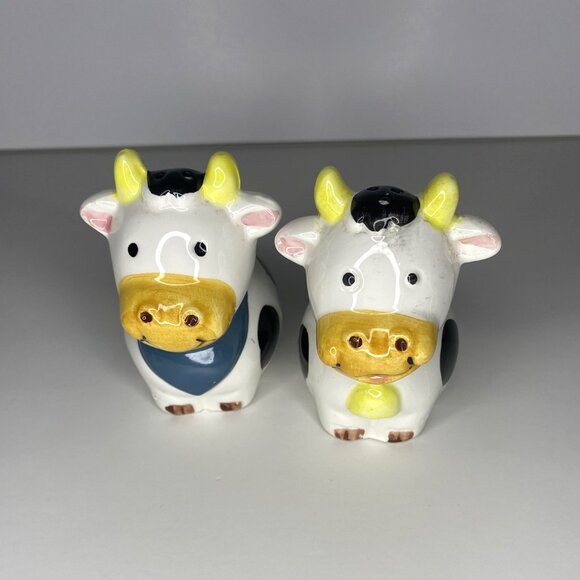 Pair of Cows with bell & Scarf Salt & pepper Shakers, Vintage - Picture 8 of 8